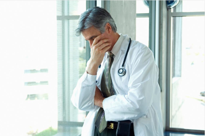 Imagem mostra um médico chateado com a situação que se encontra.